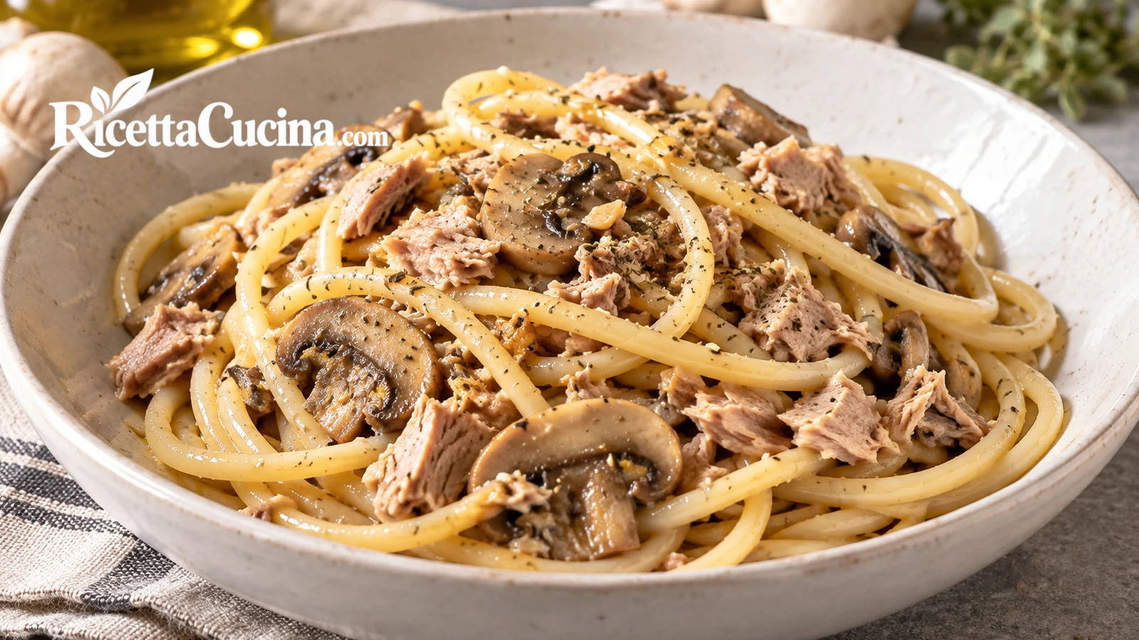 Bucatini tonno e funghi con champignon, tonno sott’olio e origano