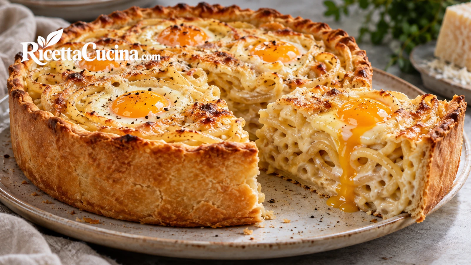 Timballo di pasta croccante con bucatini, besciamella e uovo dal cuore morbido